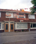 73182 Gezicht op de voorgevel van het huis Vultostraat 67 te Utrecht; met de versiering ter gelegenheid van de ...